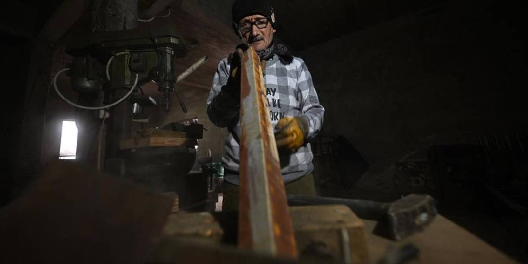 Dayanıklılığı ve çok yönlü kullanımı dikkat çekiyor! 35 yıldır el emeğiyle üretiyor: ‘Ölene kadar devam edeceğim’ 7